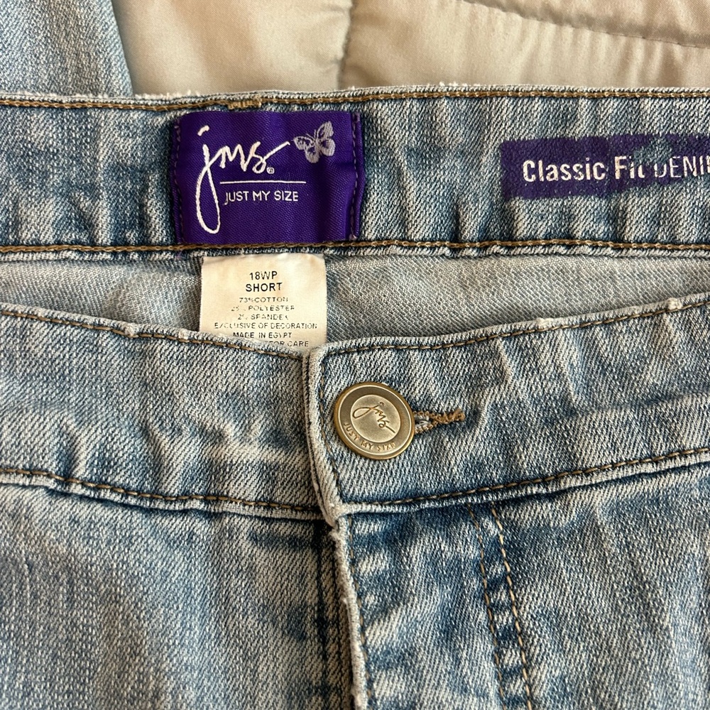 3 pairs of different brand of women’s denim blue jeans
Size 18